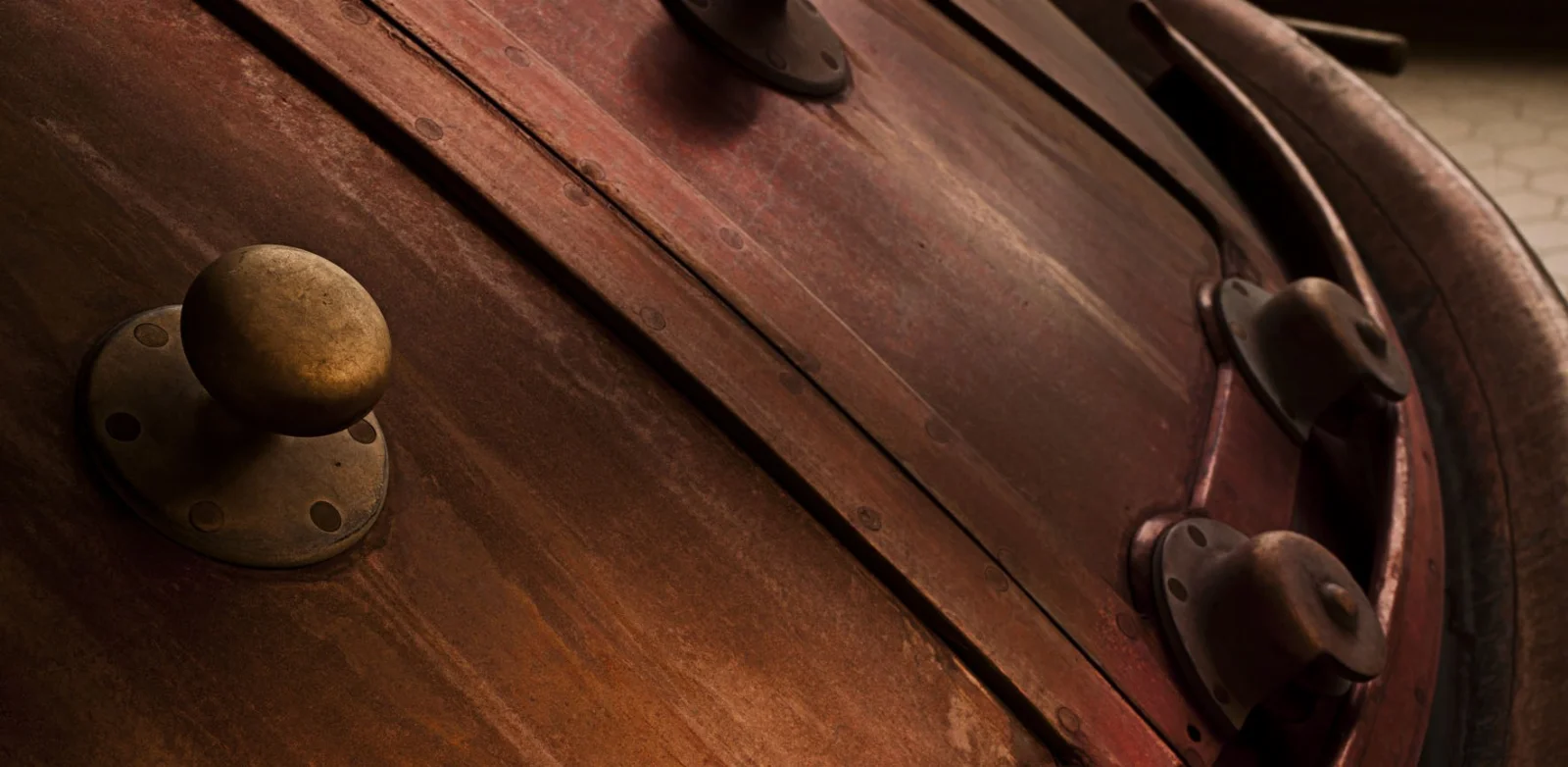 Intérieur d'une brasserie avec de grandes cuves en cuivre alignées et une décoration industrielle, avec un sol en mosaïque."