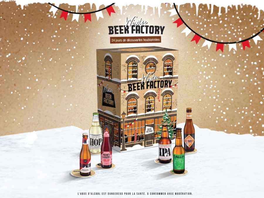 Beer_factory-articles Calendrier de l'avent "Winter Beer Factory" en forme de bâtiment avec des fenêtres, entouré de plusieurs bouteilles de bières artisanales sur un fond festif avec des flocons de neige et des guirlandes.