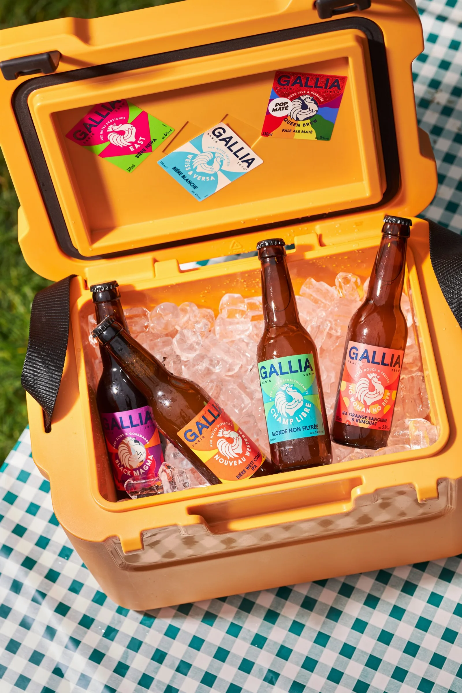 GALLIA Open Air 8 Bières en bouteille Gallia sur un tonneau