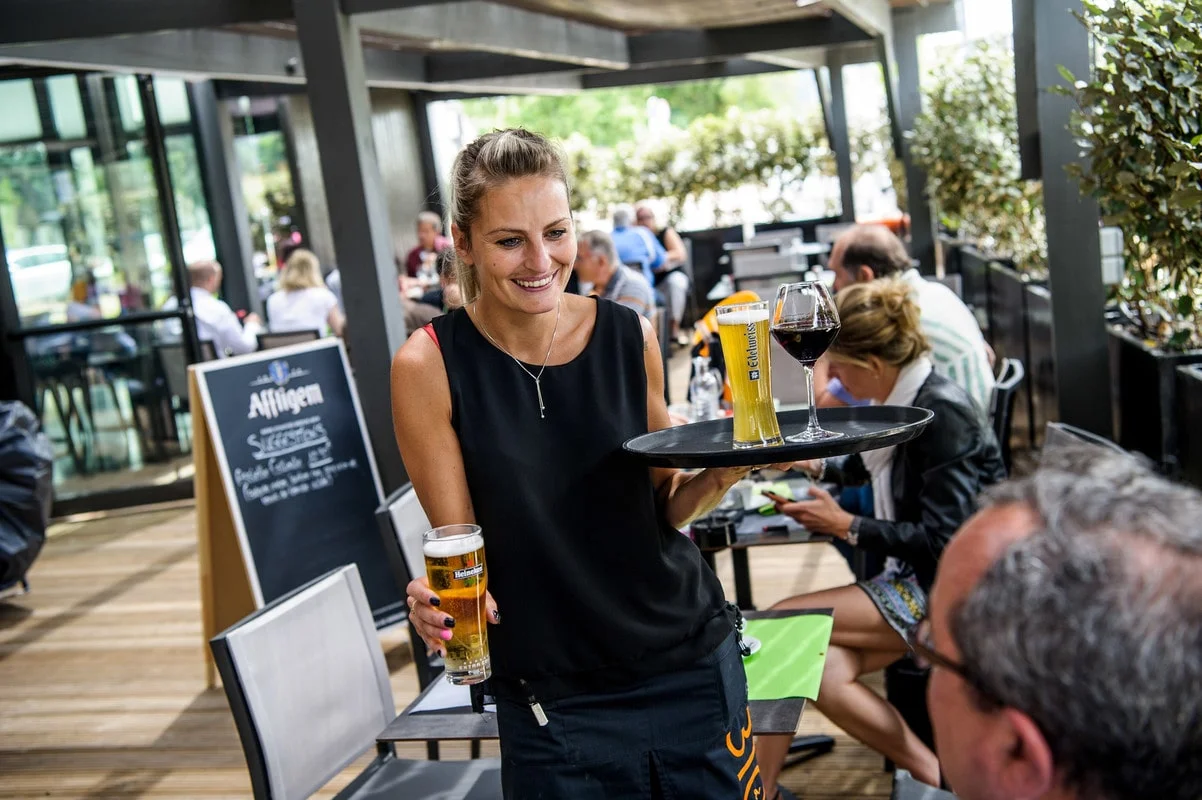 Souriante serveuse en terrasse
