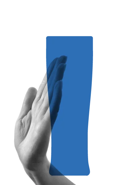 Main tendue avec une silhouette de verre bleu, symbolisant l'engagement pour une consommation responsable.