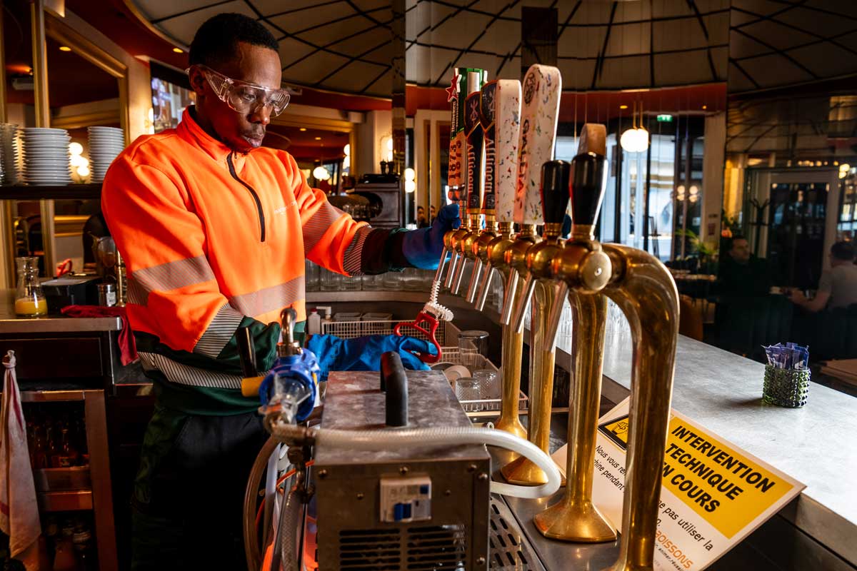 service_technique_reparation Recycler : en réparant les machines à cafés et les tirages pression de nos clients France Boissons.